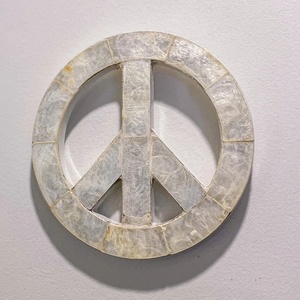 Sculpture murale en forme de signe de paix, best-seller, œuvre d'art en nacre. - Product Image 2