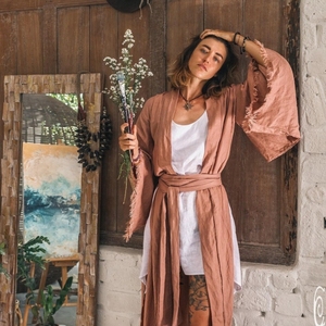 Kimono en lin marron style bohème pour femme, robe cardigan portefeuille ceinturée à manches larges, haut en lin minimaliste pour l'été - Product Image 1