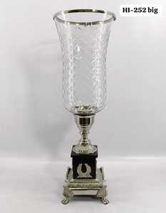 Esthétique en verre taillé de qualité supérieure associée à un support à bougie en aluminium moulé léger et durable - Product Image 2