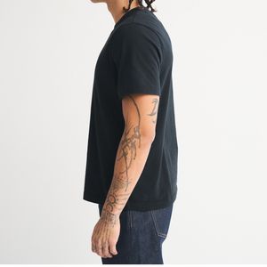 เสื้อยืดสีดำพรีเมียมสำหรับผู้ชาย ผ้าฝ้าย 100% รับผลิตแบบ OEM ODM ขายส่ง เสื้อยืดเรียบง่ายพื้นฐาน คุณภาพสูง เสื้อผ้าที่จำเป็น - Product Image 3