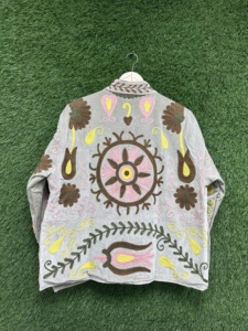 Manteau long d'hiver en velours brodé Suzani fait main Maaunique blanc Trishul, style ethnique bohème, doublure en coton, collection designer, vente en gros - Product Image 3