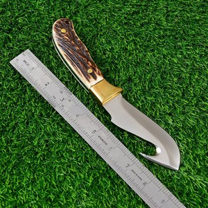 Cuchillo de caza y camping de hoja fija Nordic Forge de acero inoxidable con gancho para tripas, mango de asta de ciervo y latón, espiga completa, para exteriores - Product Image 3