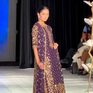 Vestido Anarkali pakistaní premium en verde esmeralda y oro antiguo, con adornos elaborados, largo y maxi, con forro Banarsi Jamawar. - Product Image 1