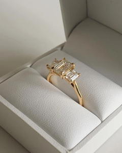 แหวนมอสซาไนต์ทรงเอเมอรัลด์สำหรับผู้หญิง แหวนหมั้นแบบวงบิดประดับเพชรเม็ดเดี่ยว ทองคำขาว 14K/18K เครื่องประดับหรูหราสไตล์มินิมอล - Product Image 4