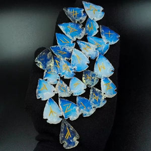 ชุดหัวลูกศรโอปาไลต์สลักอักษรรูนฟูทาร์ก พร้อมอัญมณีแกะสลัก งานแฮนด์เมดระดับพรีเมียม สไตล์ฮวงจุ้ย ทำจากหินมุนทาฮะอาเกตเพื่อการบำบัด - Product Image 1