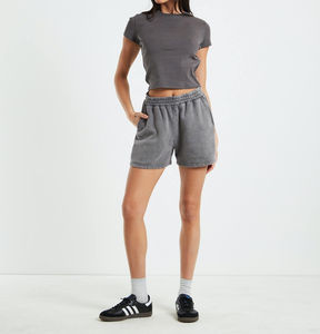 Pantalones cortos de verano personalizados para mujer, de algodón French Terry, con efecto desgastado ácido, costuras, cordones y doble cintura. - Product Image 2