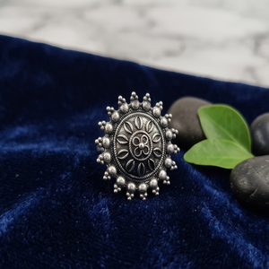 Divyoro Ornate Flower Brass & Copper Alloy Oxidized <b>Silver</b> Plated Classic Casual Women's <b>Toe</b> <b>Ring</b> - Product Image 3