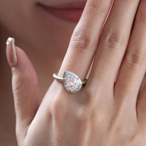 Bague pour femme en or jaune 14 carats avec diamant de laboratoire en forme de poire de 3 carats, finition mate et sertissage en or blanc, style tendance - Product Image 5