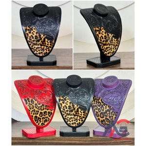 Présentoir de bijoux en cuir véritable fait main 2026, motif léopard, pour colliers, présentoir de comptoir pour la vente au détail - Product Image 1