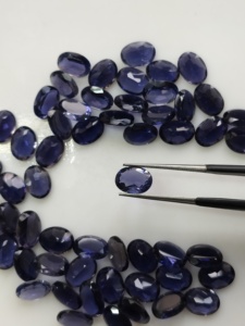 Iolita Púrpura Natural de 8x6MM, Corte Ovalado, Gema Suelta de la Mejor Calidad con Efectos Pleocroicos para Joyería - Product Image 1