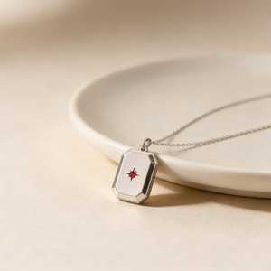 Nuevo Colgante Unisex de Plata de Ley 925 Maciza con Baño de Rodio, Estilo Neo-Gótico, con Granate en Marco Abierto, Joyería Fina Hecha a Mano - Product Image 4