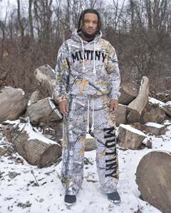 Conjunto deportivo con estampado de jungla hecho en French Terry para hombre, con efecto desgastado y pedrería, de algodón grueso y pesado. - Product Image 4