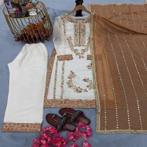 Conjunto de Kurta y Palazzo de Seda Bordada para Mujer VASTRA COTTAGE con Lentejuelas, Remaches y Moti, Dupatta de Faux Georgette con Borde de Encaje - Product Image 2