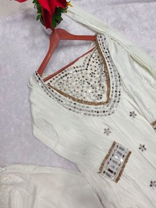 Conjunto TENNECY de seda chinon pesada con bordado y trabajo de espejo hecho a mano, estilo Anarkali Kurati, para fiesta de lanzamiento, con pantalón y dupatta. - Product Image 5