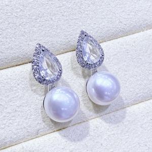 Boucles d'oreilles pendantes fines de style français haut de gamme pour femmes, polyvalentes, luxueuses, en forme de goutte d'eau, zircon, perle d'eau douce inspirée du style Ins - Product Image 2