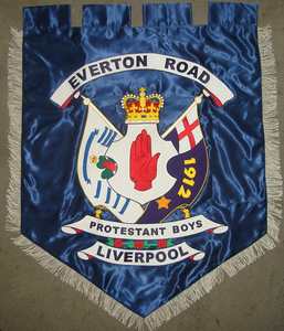 Banderas Colgantes Personalizadas ODM Bordadas a Mano con Hilo para Bandas de Marcha y Desfiles - Product Image 3