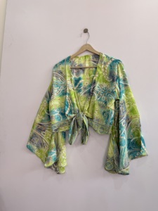 Lote de 10 Tops Cortos de Seda Estampada con Lazos Delanteros y Mangas Campana, Ideales para Fiestas - Product Image 2