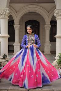 Vestido de diseñador con estampado Bandhej, bordado Gamthi y trabajo con espejos, de georgette sintético con vuelo completo, especial para Navratri, listo para usar. - Product Image 4