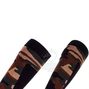 Chaussettes de sport noires minimalistes, style solide, compression performante, chaussettes de sport athlétiques - Product Image 5