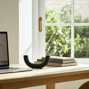 Vase à fleurs en métal doré contemporain fait main, support haut de gamme pour arrangements floraux, pour architectes, designers d'intérieur, luxe - Product Image 6