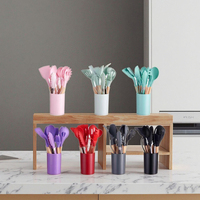 Ensemble d'ustensiles de cuisine en silicone et en bois de style nordique 12 pièces comprenant des outils de cuisson et des cuillères pour un usage domestique