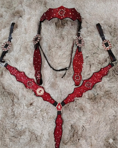 Ensemble de harnais et de collier de poitrine pour cheval occidental en cuir, avec détails décoratifs en perles et conchos, et sangles réglables. - Product Image 2