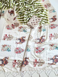 Elegante Saree de Seda Satinada con Estampado Digital Leheriya Vantara en Base Crema, con Borlas Hechas a Mano, Aspecto Lujoso y Gracioso - Product Image 3