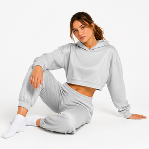 Sweat-shirt court élégant pour femme, fabriqué en tissu durable, texture douce, parfait pour les occasions décontractées, les aventures en plein air et la détente. - Product Image 6