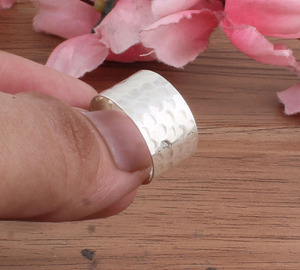 Anillo Giratorio Clásico de Dos Tonos en Plata de Ley 925 Hecho a Mano, Joyería Artesanal de Banda Ancha Texturizada para Hombres y Mujeres, Bodas y Fiestas - Product Image 4