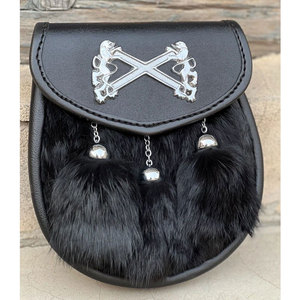 Sporran en fourrure noire - Badge Lion sur 3 pompons en fourrure - Sac Sporran - Accessoire de tenue Highland le plus vendu - Product Image 2