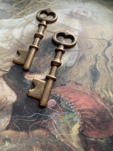 2 Llaveros Vintage de Latón Macizo con Diseño Art Deco Detallado, Estilo Náutico, Forma Rectangular, Ligeros y Modernos - Product Image 2