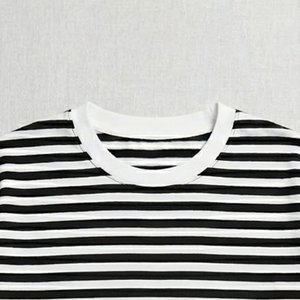 เสื้อยืดผู้หญิงแฟชั่นฤดูร้อนใหม่ แขนครึ่งตัว ทรงปกติ สีขาว สีดำ ลวดลายเรียบง่าย สไตล์ลำลอง แต่งลายปักโลโก้  ย้อมสีพื้น - Product Image 5