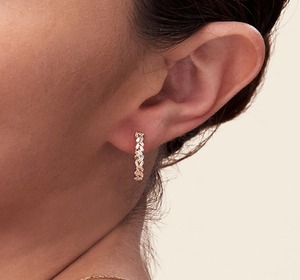 Pendientes de Aro con Racimo de Diamantes Cultivados en Laboratorio con Corte Baguette de Lujo en Oro Amarillo de 18K - Product Image 2