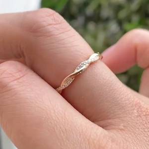 แหวนทองคำแท้ 18K ดีไซน์ Infinity Twisted Band ประดับเพชรทรงกลมเพาะเลี้ยงในห้องปฏิบัติการ สำหรับผู้หญิง เหมาะสำหรับเป็นแหวนแต่งงานหรือแหวนหมั้น เครื่องประดับชั้นดี - Product Image 1