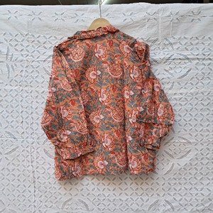 Chemisier de nuit élégant en coton imprimé floral dense terracotta grenade pour femme, avec manches bouffantes et col boutonné sur le devant, style bohème - Product Image 3