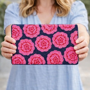 Sac à main rectangulaire fait main avec broderie florale rose sur toile marine pour la décoration de la maison - Product Image 1
