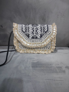 Pochette de mariée artisanale exclusive ornée de perles avec broderie artistique style amour pour femme, idéale pour les mariages et les soirées. - Product Image 2