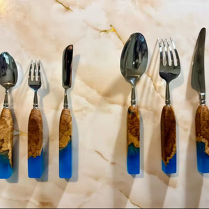 Ensemble de couverts de luxe en acier inoxydable avec manche en résine colorée - Cuillère, fourchette et couteau réutilisables pour les fêtes, durables et compatibles lave-vaisselle - Product Image 1