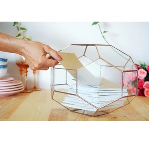 Caja de almacenamiento geométrica de vidrio con marco de cobre para cartas y papeles - Product Image 1