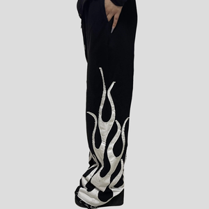 Pantalon de survêtement noir pour homme avec appliqué flamme blanche, taille élastique et cordon de serrage, style streetwear décontracté pour l'automne - Product Image 2