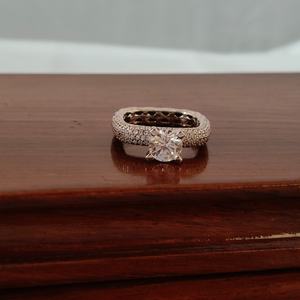 Anillo de Compromiso Revalia Clásico de Plata de Ley 925 con Circonita Cúbica Tallada y Halo, Anillo de Lujo para Mujer con Banda Pavé y Acabado Pulido para Bodas y Fiestas - Product Image 2