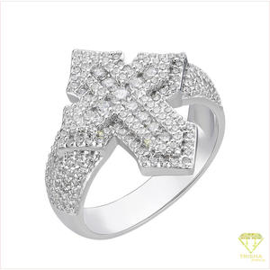 Anillo de cruz para hombre de plata 925 de lujo con diamantes cultivados en laboratorio y diseño de piedras brillantes. - Product Image 2
