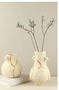 Jarrón de Cerámica Blanco Esmaltado Hecho a Mano con Forma Única para Arreglos Florales - Product Image 2