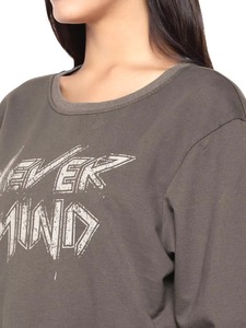 Sudadera Personalizada para Mujer, Color Gris Oliva Lavado, Estilo Desgastado con Estampado de Eslogan, Cuello Redondo, Hombros Caídos, Sudadera Corta para Mujer, OEM - Product Image 4