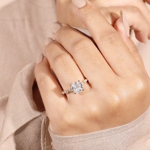 Anillo de Boda de Lujo con Moissanita Corte Cojín en Oro, Anillo de Compromiso Clásico con Diamantes Laterales Corte Cojín, Anillo Nupcial de Oro con Corte Cojín - Product Image 3