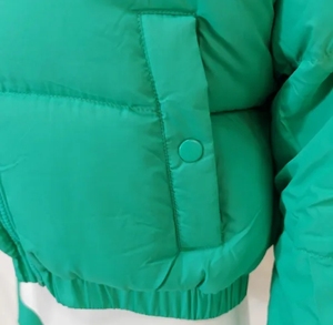 เสื้อแจ็คเก็ตพัฟเฟอร์ทรงครอปสำหรับผู้หญิง OEM แฟชั่นลำลองสำหรับฤดูใบไม้ร่วง ติดกระดุมและซิป ทรงโอเวอร์ไซส์ - Product Image 4