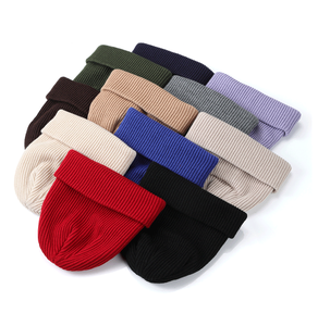 Bonnet tricoté unisexe d'hiver à revers, personnalisable avec motif de personnage de dessin animé et logo brodé 3D, idéal pour les voyages - Product Image 6