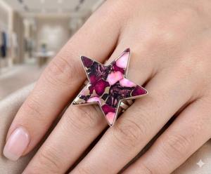 Anillo de compromiso y boda minimalista hecho a mano con resina floral rosa, dalia, estrella plateada y piedra natural. - Product Image 1