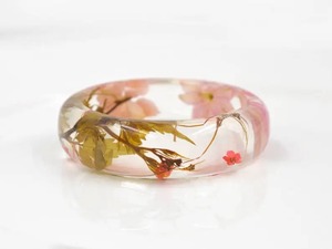 Bracelets en résine Belladec faits à la main de haute qualité avec des détails de design antique pour les mariages et les bijoux de style ange - Product Image 6