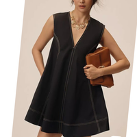 Robe trapèze mini sans manches à surpiqûres contrastées